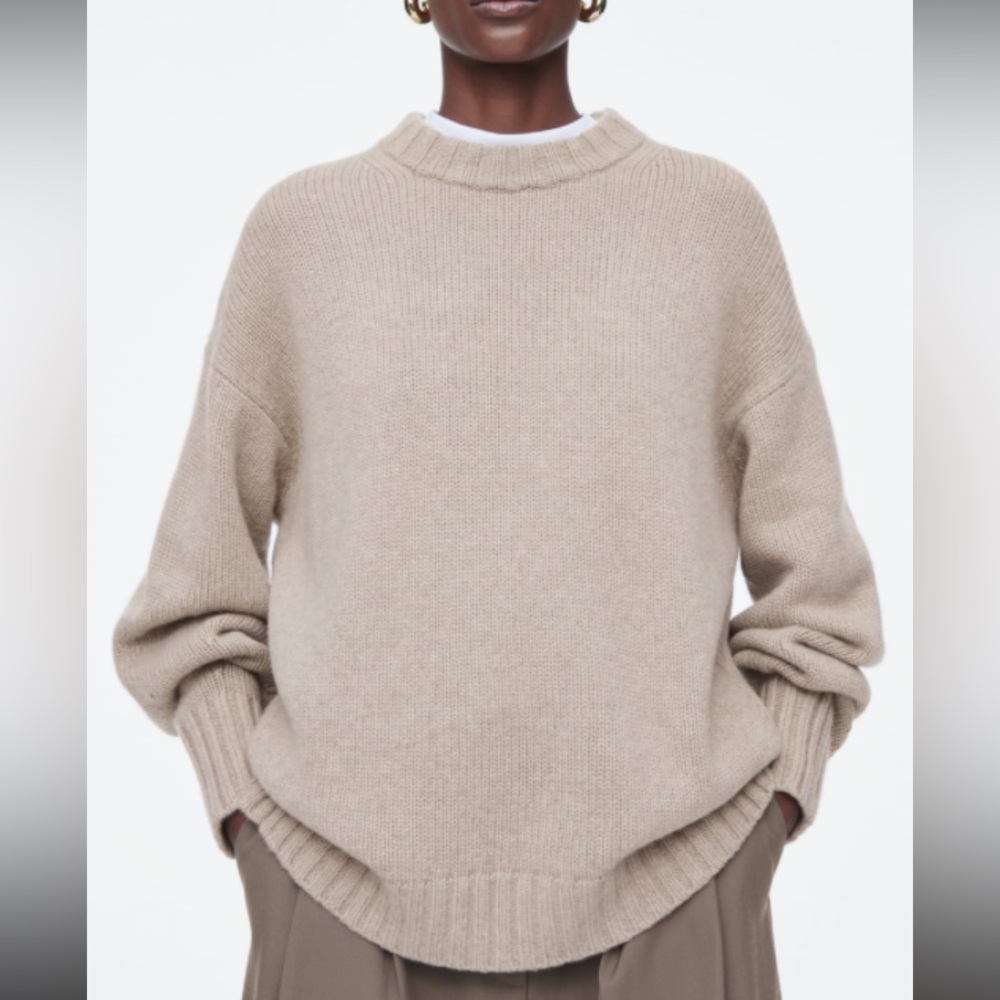 COS NWT
Chunky Pure Cashmere Crew-Neck
Sweater - Beige